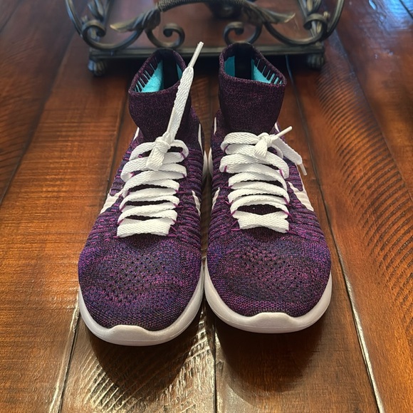 NIKE - Picture 3 of 8